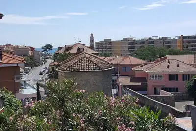 Image de 200m de la plage, vue mer partielle, appartement d'une chambre avec 4 lits