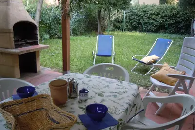 Image de Appartement sur 2 étages avec 2 chambres et 2 salles de bains et un grand jardin. 200 mètres de la plage