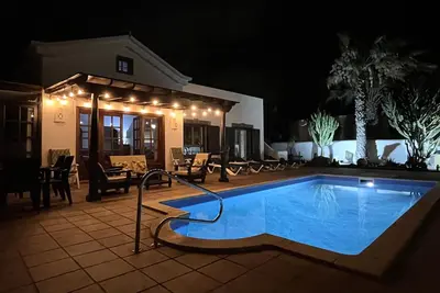 Image de Luxueuse villa Lanzarote avec piscine chauffée, terrasse sur le toit et jacuzzi