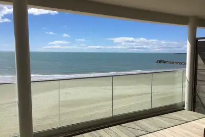 Image de Appartement luxe 2 chambres 1ère ligne sur la plage 80 m2 + terrasse 33m2!