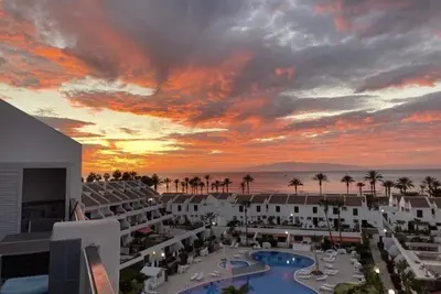 Image de Moderne, Rez-de-chaussée Appartement avec grande terrasse et piscine chauffée!
