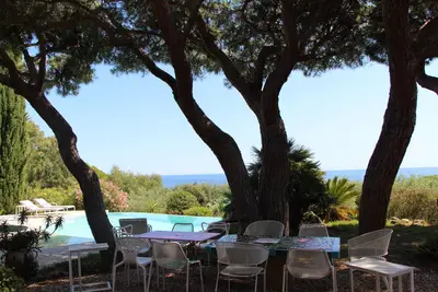 Image de Vue mer 180°, piscine chauffée, plage, commerces et port à pieds
