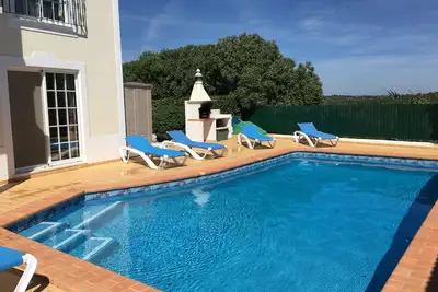 Image de Une impressionnante villa avec piscine privée, climatisation, vastes jardins + WiFi gratuit
