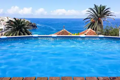 Image de Villa typique avec vue directe sur la mer. Piscine privée. Aucun espace commun.