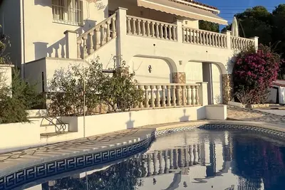 Image de spacious villa with private pool near beach - sleeps 8