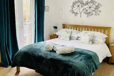 Image de Grand jardin et aire de jeux, 3 chambres à coucher, Adapté aux enfants, 10 minutes à pied de la plage,