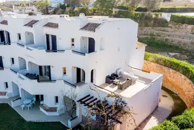 Image de 2 chambres 2 salles de bain 1er étage Apt Extra Large balcon, Wifi, Live Uk Tv