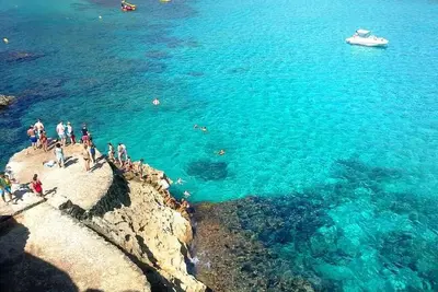 Image de Belle villa à distance de marche des plages, des montagnes et de la pinède
