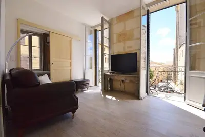 Appartement au 2ème étage dans une maison de style parisien face au Palais Ducal.