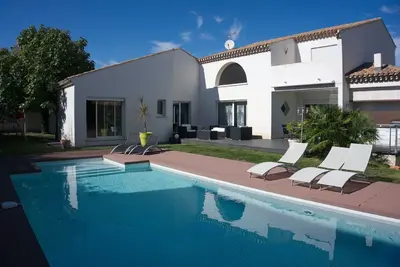 Image de villa moderne 10 personnes tout confort avec piscine a proximité de la mer
