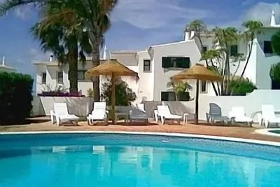 Image de Villa de vacances avec piscine.