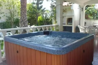 Image de Villa de charme avec grande terrasse, jacuzzi privé, près de la plage.