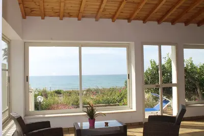 Image de Villa Sara, une véranda climatisèe donnant sur la mer.