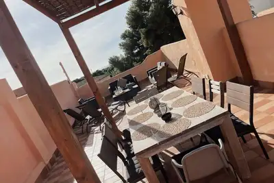 Image de Belle maison pour 8, super 360 'terrasse! à distance de marche de la plage, Wifi gratuit