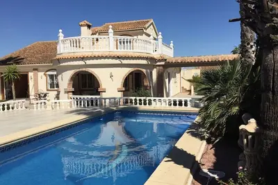 Image de Villa 7 personnes avec piscine privée et jardin superbement soigné a Santa Pola