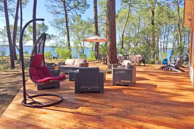 Image de Une maison posée sur l'eau, Lacanau lac, la pointe du Bernos