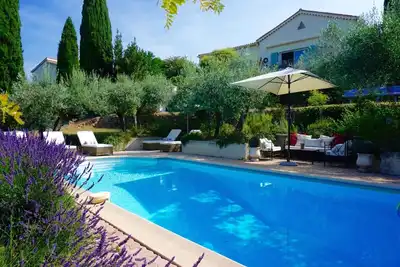 Image de Villa avec climatisation, piscine privée et vue sur la campagne