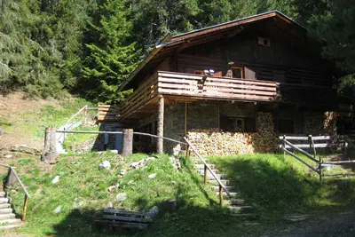 Image de cabane confortable pour skieurs et randonneurs en montagne