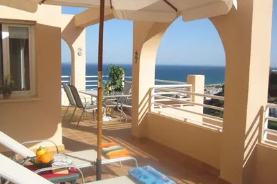 Image de Appartement plein sud - vue spectaculaire sur la mer et la montagne avec piscine