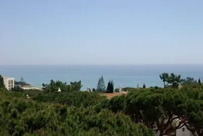 Image de Entièrement rénové. 3 min à pied de la plage et du village. Wifi gratuit, A / C et Uk Tv.