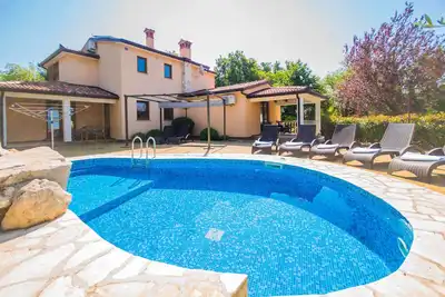 Image de Villa avec piscine privée, entièrement clôturée et acceptant les animaux domestiques près de la mer