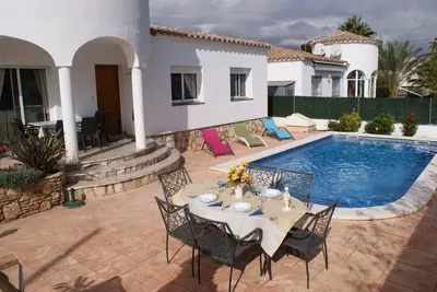 Image de Belle villa familiale avec climatisation piscine privée jardin wifi