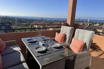 Image de Appartement moderne avec vue imprenable sur la mer près de Marbella, à proximité du golf et des plages.