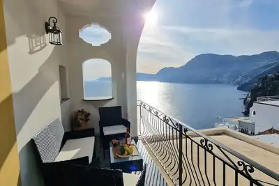 Image de maison lylia, un bel appartement avec vue sur la mer situé dans le centre de Praiano.