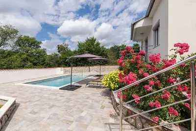 Image de Maison de vacances avec piscine privée, terrasse ensoleillée et gazebo
