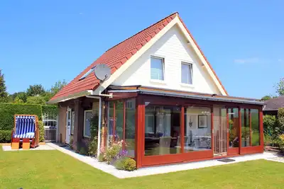 Image de Maison de vacances exclusive avec jardin d'hiver, WiFi gratuit, espace barbecue, chaises longues et. Gartenst.