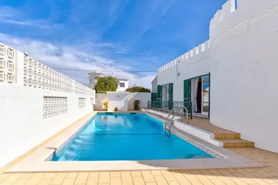 Image de Villa de luxe avec piscine privée. À distance de marche du centre-ville et de la plage.