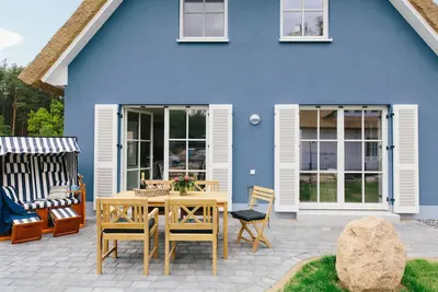 Image de gel calme. Maison au toit de chaume f. 7 adultes / 6 adultes + 2 enfants Sauna, cheminée, WiFi, jardin / clôture