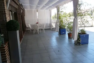 Image de Quartier résidentiel de luxe dans le centre-ville, climatisation totale, jardin et piscine