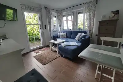 Image de Appartement joliment meublé avec sa propre entrée et un parking