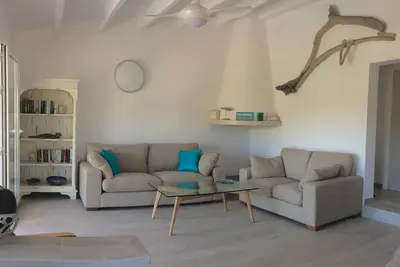 Image de Villa moderne, rénovation complète! nouvelle piscine, proche plage, restaurants et commerces