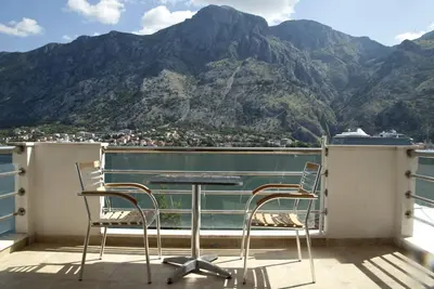 Image de Appartement impeccable, vue imprenable sur la baie imprenable, parking privé