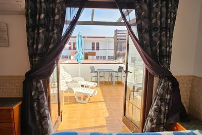 Image de Position centrale près de la plage, grand balcon ensoleillé, piscine communautaire chauffée