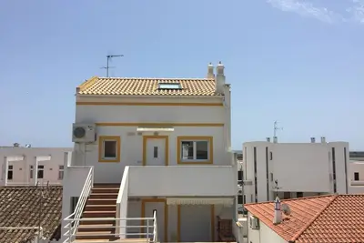 Image de T2 duplex, quiet apartment right in the center of Cabanas, with partial sea view, WiFi
