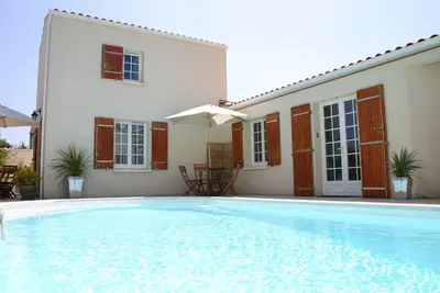 Image de P2 Accueillant appartement à un lit avec jardin attrayant et piscine, Wifi gratuit