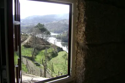 Image de Vieille maison en pierre avec piscine et rivière.