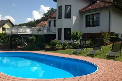 Image de Maison de vacances pour 8 personnes avec piscine, cheminée, aire de jeux, grand jardin