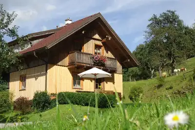 Image de Maison de vacances confortable à la campagne dans un endroit forestier calme avec balcon et Jardin