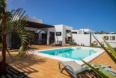 Image de Piscine privée chauffée et vue sur la montagne. Forfait Uktv complet et Wifi.