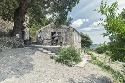 Image de maison authentique avec une vue enchanteresse sur la vallée et vue sur la mer
