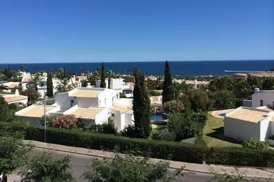 Image de Luxueux 2 Bedroom Apt. - Vue sur l'océan dans un endroit calme avec jardins