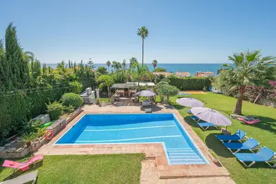 Image de Villa Marbella 150m plage, piscine chauffée, 6 ch, 5 sdb, pétanque, supe vue mer