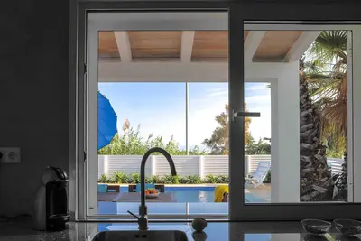 Image de Villa avec piscine et vue mer, idéale pour 3 générations / 2 familles entre amis