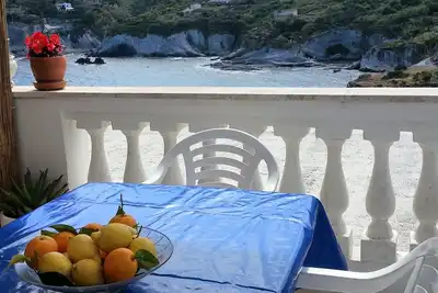 Image de Maison locale typique sur la mer à une minute à pied de la plage