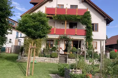 Image de appartement au dernier étage lumineux et spacieux avec balcon et vue sur la montagne