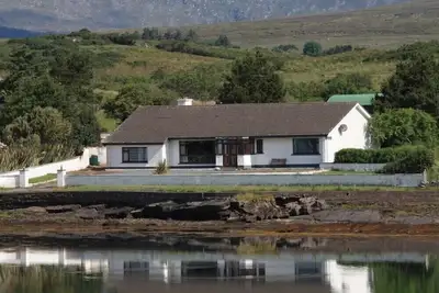 Image de Spacieuse maison sur la côte, dans un endroit prisé et chargé d'histoire